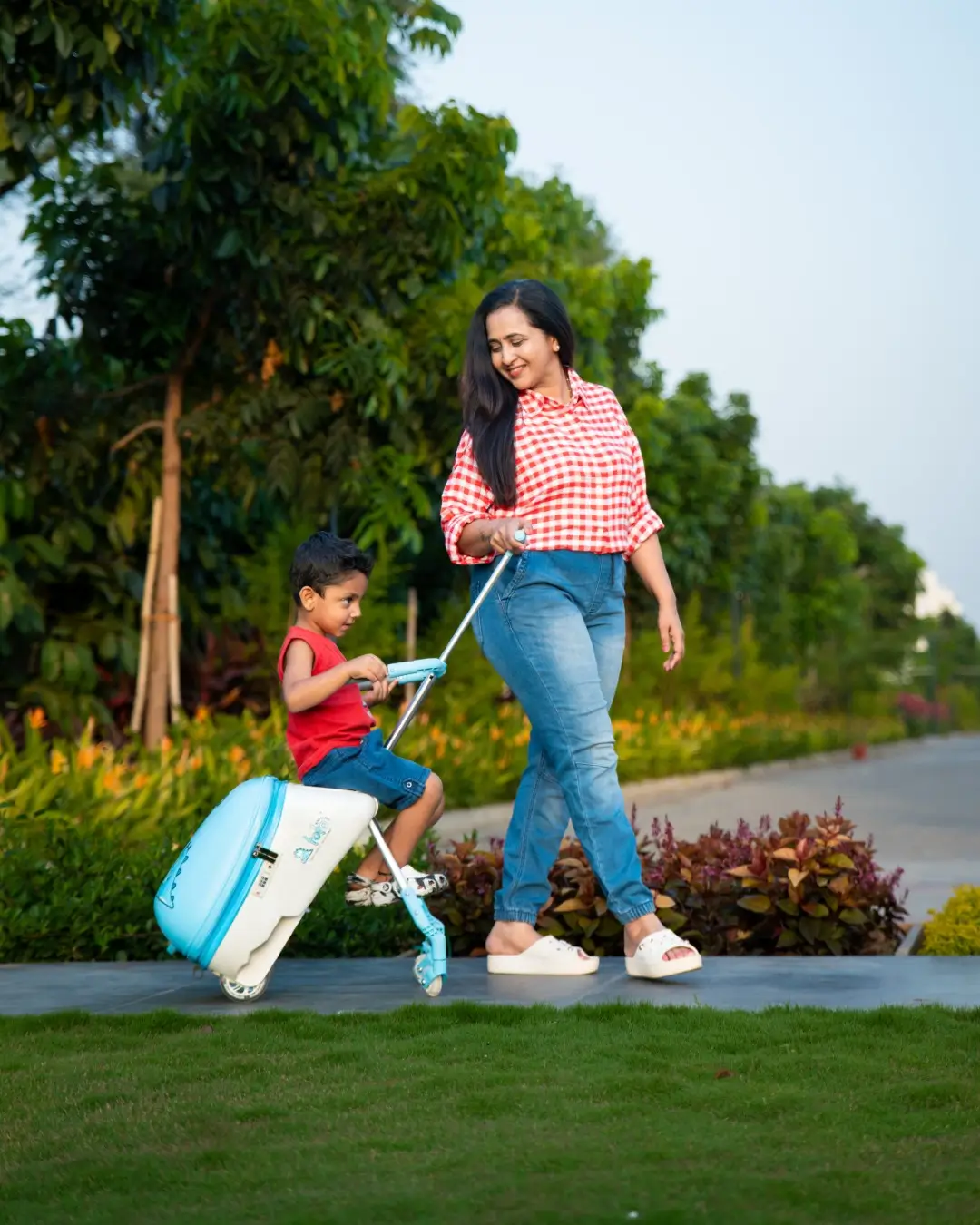 Toto Baby Care Roll N Go – Kids Ride-on Suitcase (3–7 Years) - Blue - Image 13